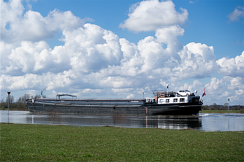 Holland 03 - 201520150405_04054426 als Smartobjekt-1 Kopie.jpg -  Auf der Rückreise sind wir einige Kilometer an der IJssel lang gefahren. Ein wunderschöner Fluss , der ganz flach bis an die Wiesen heran reicht